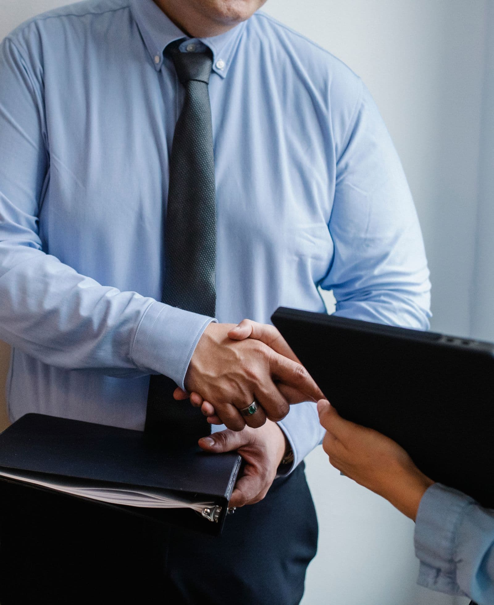 Abogado estrechando la mano de un cliente tras un acuerdo